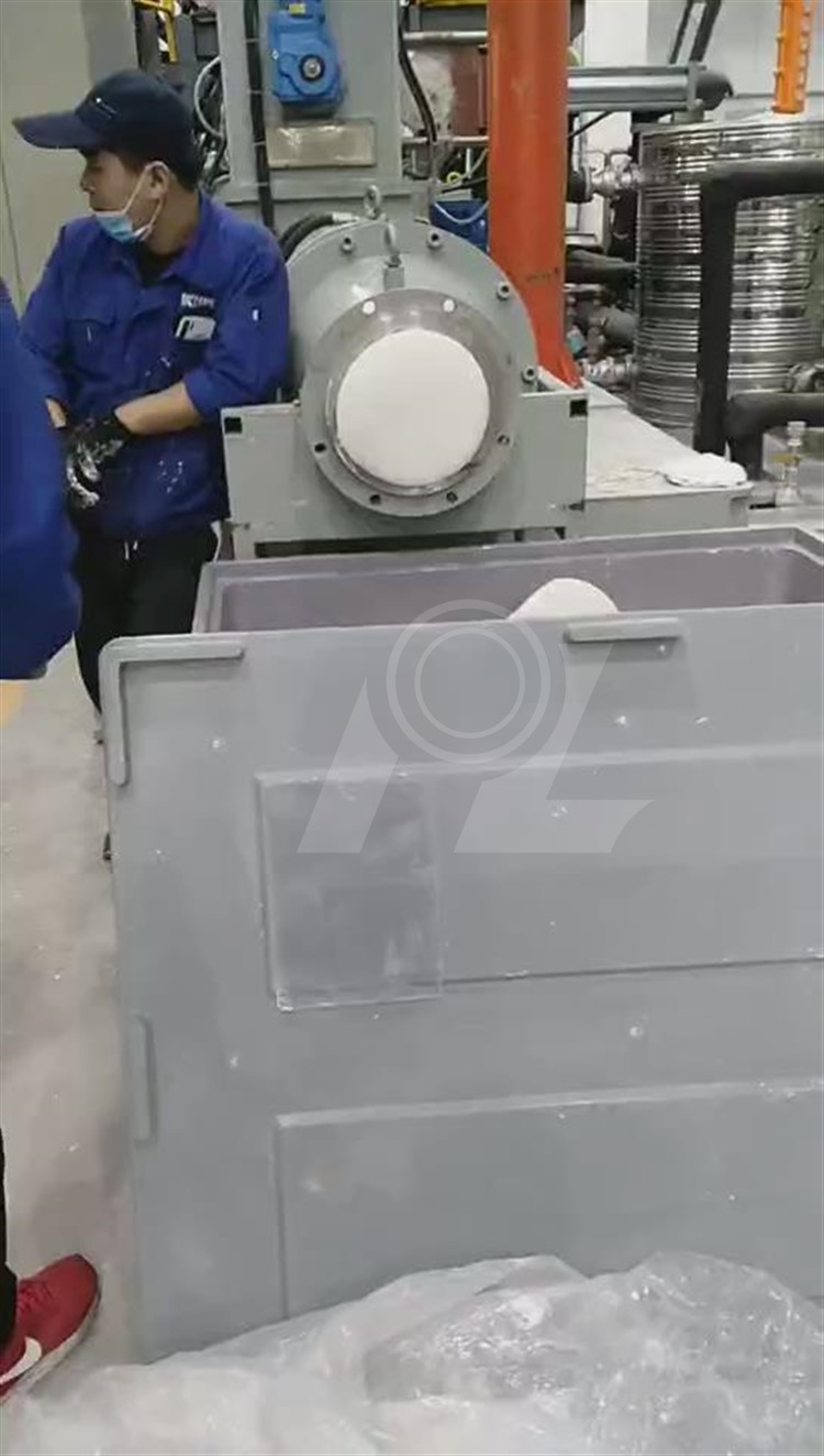 2，上料，捏合精炼